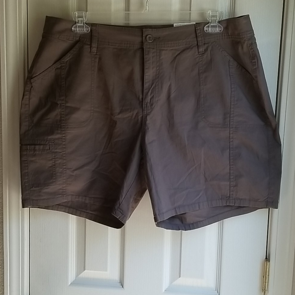 NWT ST JOHNS BAY TAUPE SHORTS